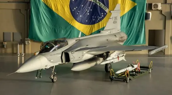 FAB faz disparo inédito de míssil Meteor por caça F-39E Gripen