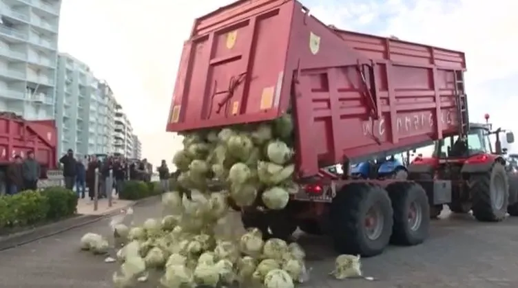 França: agricultores despejam lixo em frente à casa de Macron em protesto contra UE-Mercosul