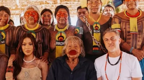 Indígenas criticam fala de Luciano Huck sobre “limpar a cultura” e esconder celular