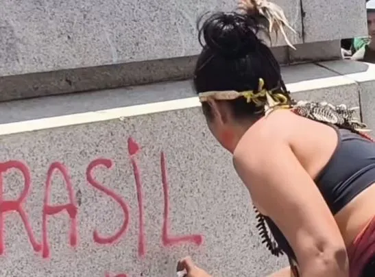 Mulher picha monumento em ato de esquerda, é detida … e liberada em seguida