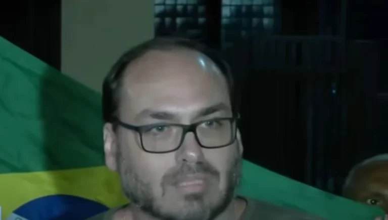 Carlos critica Moraes após negativa de hospitalização de Bolsonaro