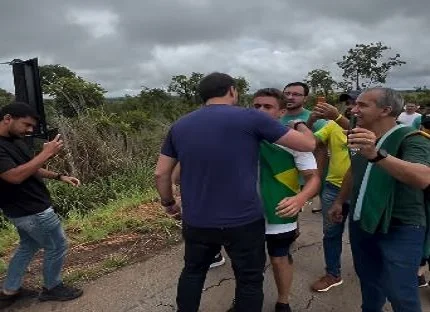 Carlos Bolsonaro encontra Nikolas Ferreira em caminhada rumo a Brasília; Assista