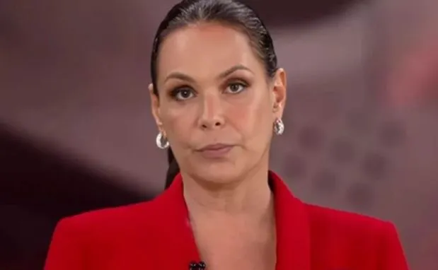 Apresentadora da Record polemiza postando foto de Havaianas