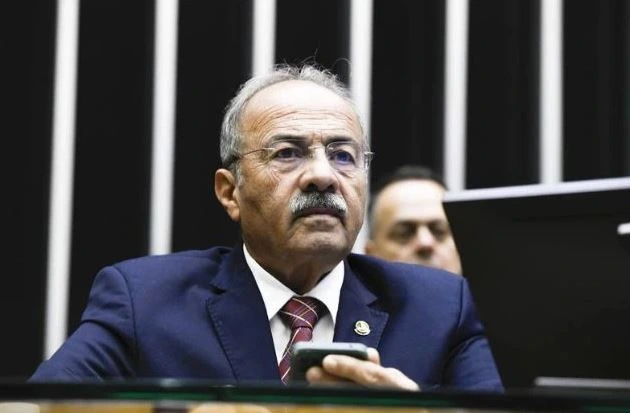 PGR pede arquivamento de investigação contra senador pego com dinheiro na cueca