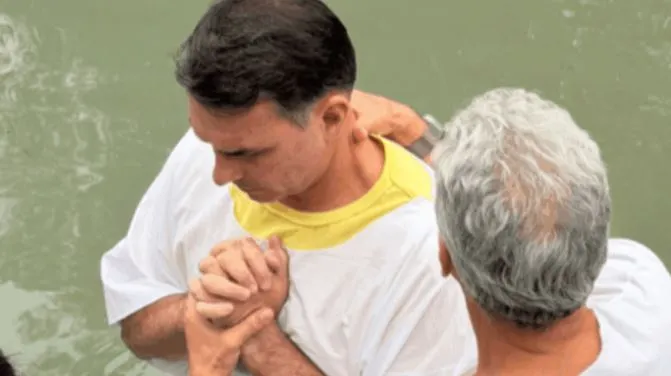 Flávio Bolsonaro realiza batismo no Rio Jordão em Israel