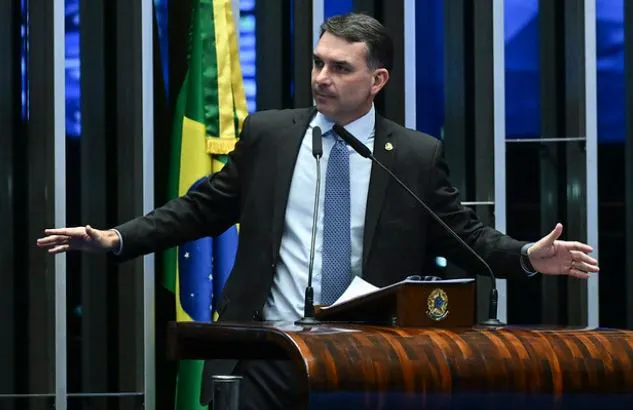 Agora: Flávio Bolsonaro vai se encontrar com Trump