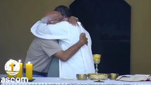 Padre é surpreendido com abraço de idoso que soube da morte do neto