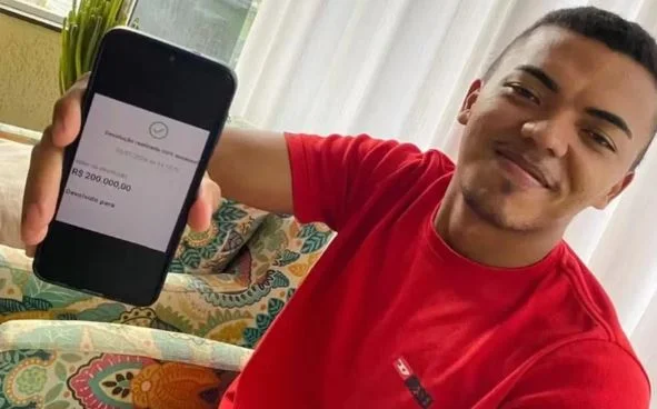 Estudante devolve R$ 200 mil recebidos por engano em Pix