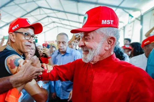 Pacote de desapropriações: Lula mira sete fazendas para distribuir ao MST