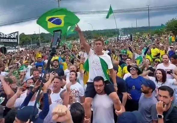 Nos braços do povo, Nikolas diz: ‘desistir jamais’