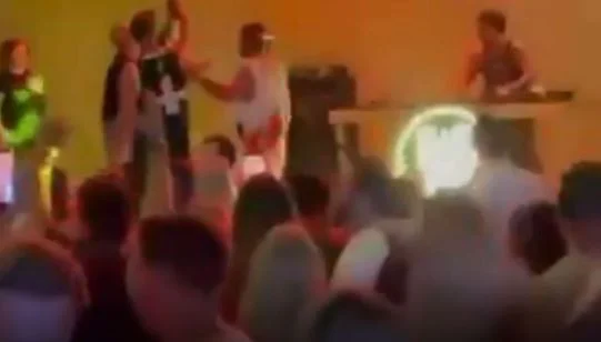 Público vaia e acaba com show de banda que criticou Bolsonaro em SC; Assista