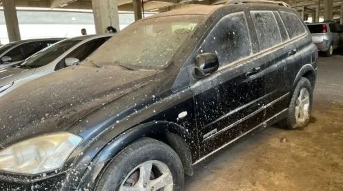 SUV abandonado em shopping de Goiás por 8 anos finalmente é guinchado