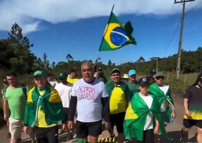 Deputado caminha do Paraná a Santa Catarina inspirado em iniciativa de Nikolas