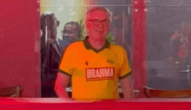 Ancelotti curte Carnaval de Salvador e ouve pedido por Neymar