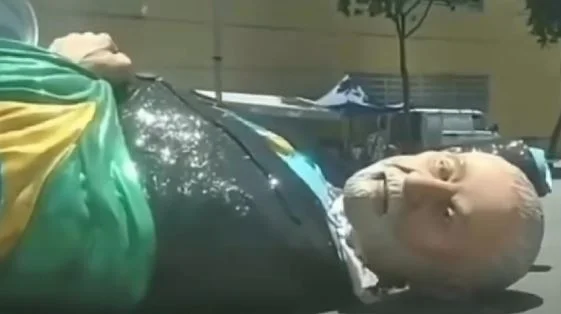 Boneco de Lula é derrubado após desfile e cena chama atenção nas redes