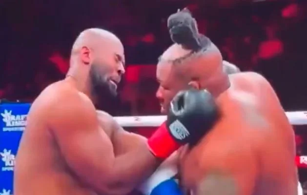 Boxeador perde peruca durante luta em cena inédita