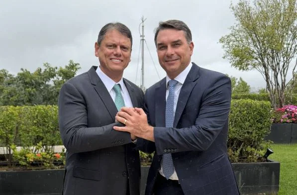 Flávio e Tarcísio se encontram e fazem promessa