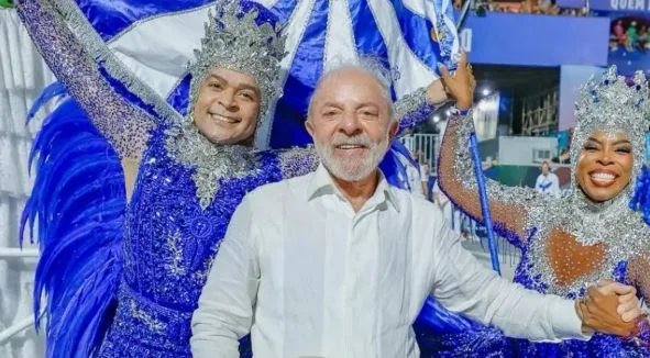 PL quer que TSE trate escola que exaltou Lula como fez com Bolsonaro