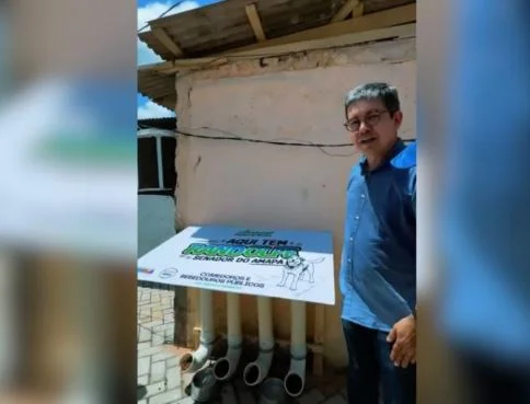 Randolfe vira piada após inaugurar ‘comedouro’ para cães