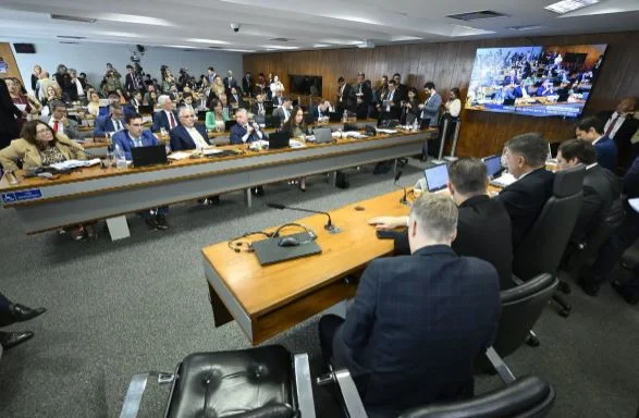 Clima esquenta na CPMI do INSS, e deputados do PT e PL batem boca