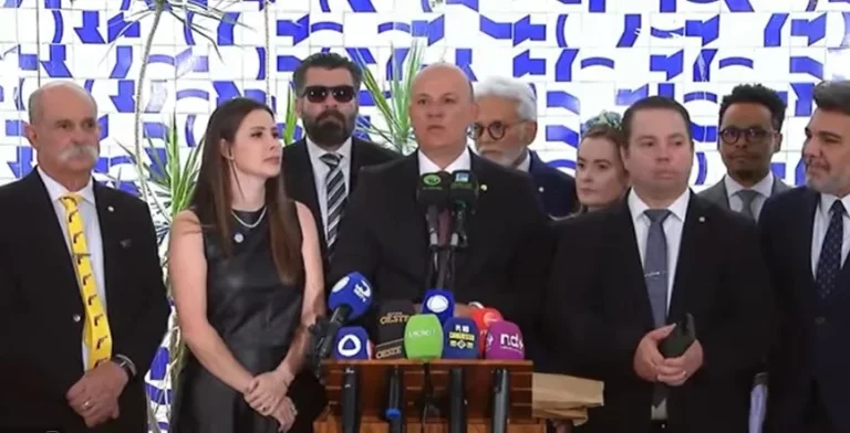 PL protocola megaimpeachment de Ministros de Lula