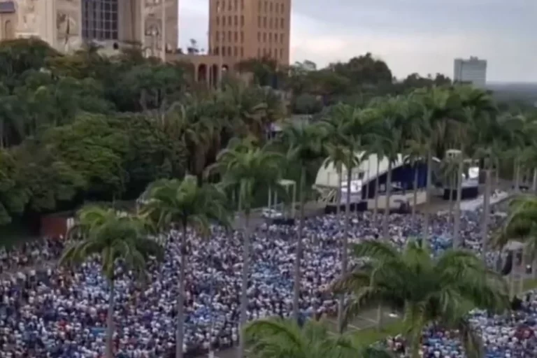 Terço dos Homens reúne 100 mil fiéis em Aparecida