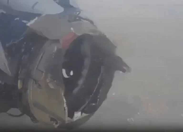 Turbina de avião explode e leva pânico a passageiros