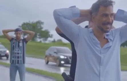Ator da Globo toma enquadro da polícia em gravação de cena