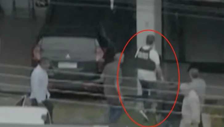 Bolsonaro chega em casa para cumprir prisão domiciliar