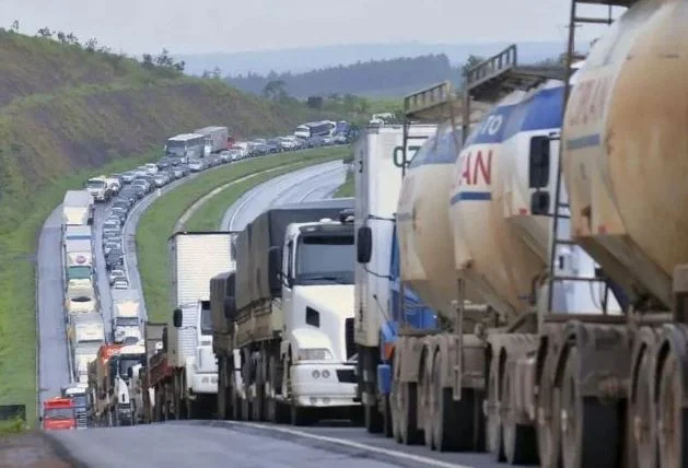 Caminhoneiros articulam paralisação nacional e mandam recado a Lula: ‘estamos cansados’