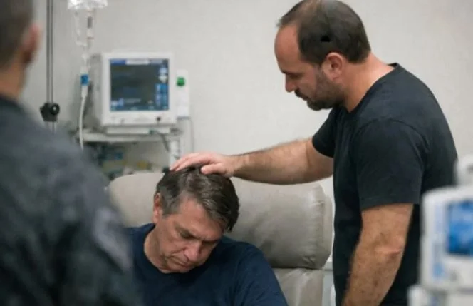 Carlos visita Bolsonaro e relata piora emocional do ex-presidente