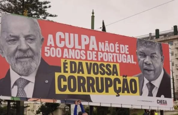 Partido Chega exibe cartaz contra Lula em posse do novo presidente de Portugal