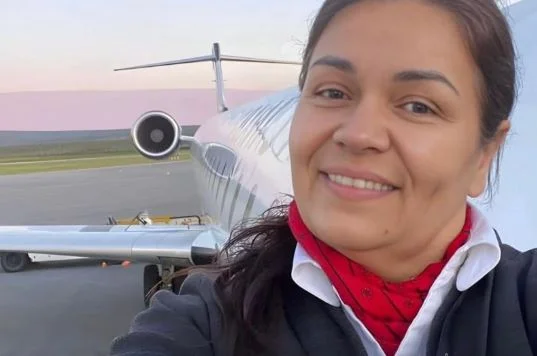 Comissária sobrevive após ser arremessada a mais de 100 m em acidente de avião nos EUA