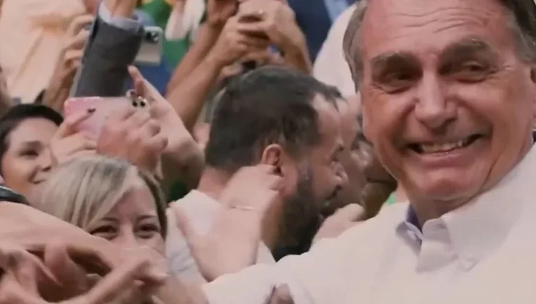 Carlos divulga trailer de novo filme sobre trajetória de Bolsonaro