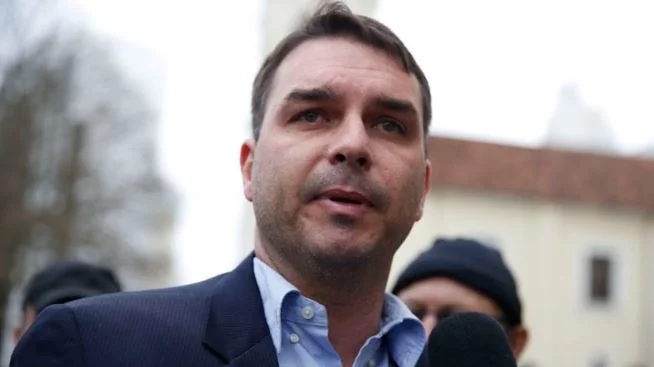 Flávio se manifesta após decisão da PGR sobre domiciliar a Bolsonaro