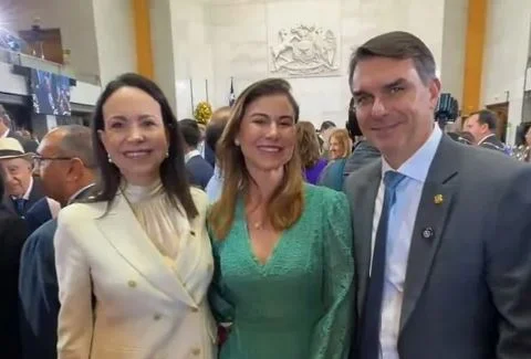 No Chile, Flávio encontra Corina Machado e ganha destaque na mídia local