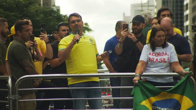 Flávio defende unidade da direita e faz profecia sobre Bolsonaro
