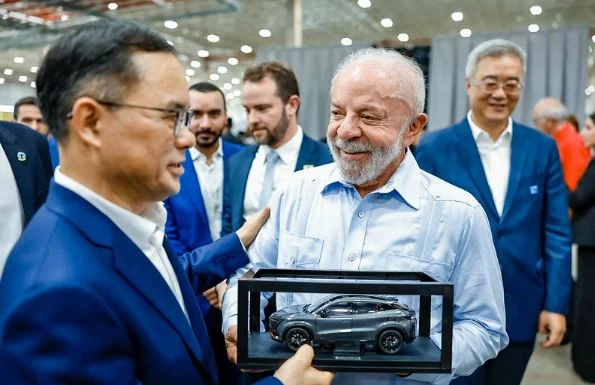 Lula diz a executivo chinês que brasileiros gastam muito com cachorro: ‘lá não tem esse problema’