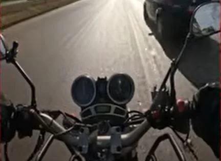 Motociclista escapa por pouco de acidente e ajoelha imediatamente para agradecer