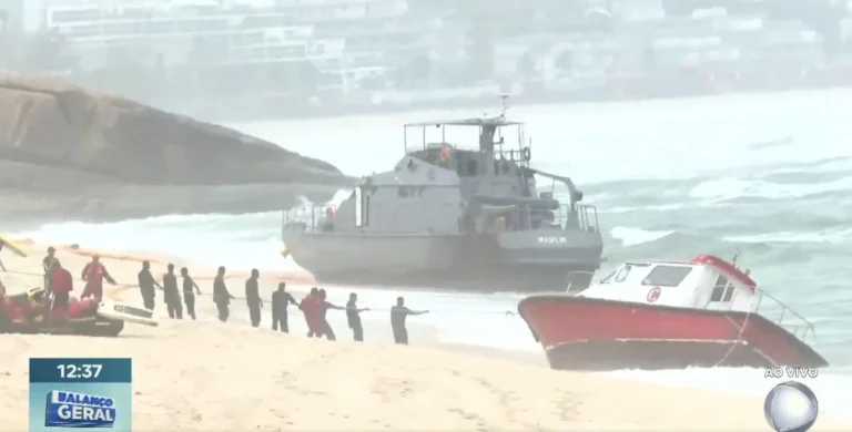Navio da Marinha encalha em praia do Rio de Janeiro