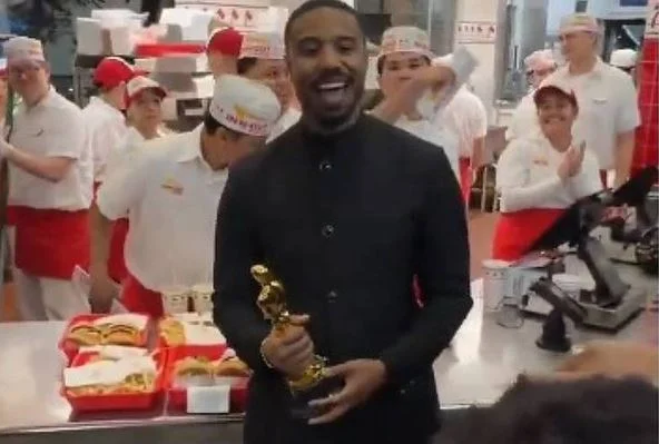 Ator que venceu Wagner Moura no Oscar comemora em fast food