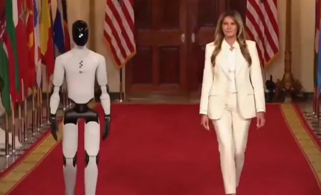 Robô-humanoide de esposa de Trump viraliza