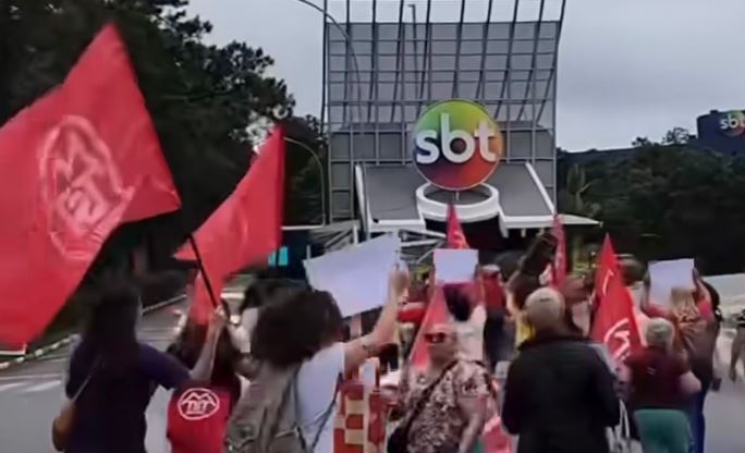MST faz protesto em frente ao SBT contra Ratinho; Assista