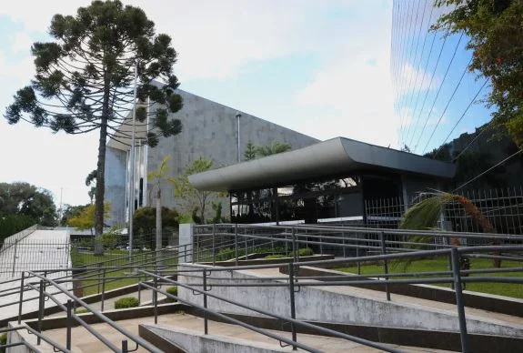 Pesquisa aponta corrida ‘quase definida’ ao governo do PR e cenário acirrado no Senado