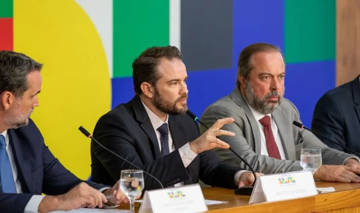Governo Lula anuncia aumento de imposto do cigarro