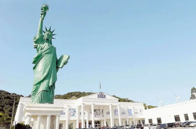 Ministério Público aciona Justiça contra estátua da Liberdade da Havan
