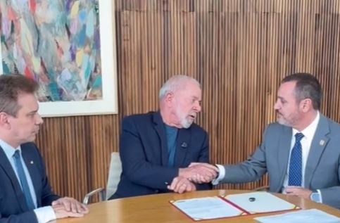 Lula dá parabéns a diretor da PF por tirar credencial de agente americano