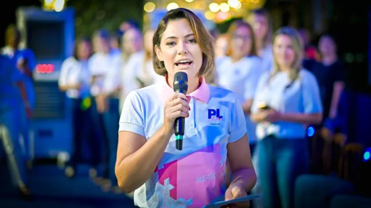 Nome próximo de Michelle ganha força como possível vice de Flávio Bolsonaro