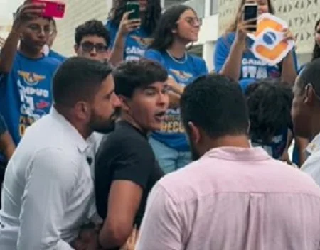Membros do MBL são detidos no CE após protesto contra Lula