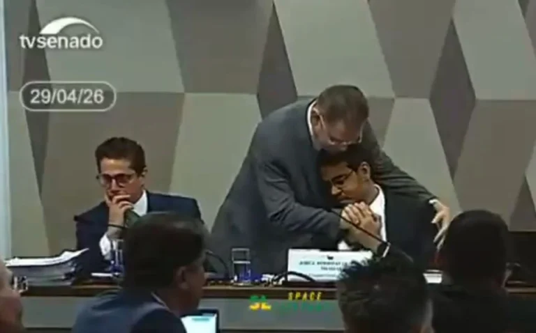 Líder do PL é detonado por abraço apertado em Messias